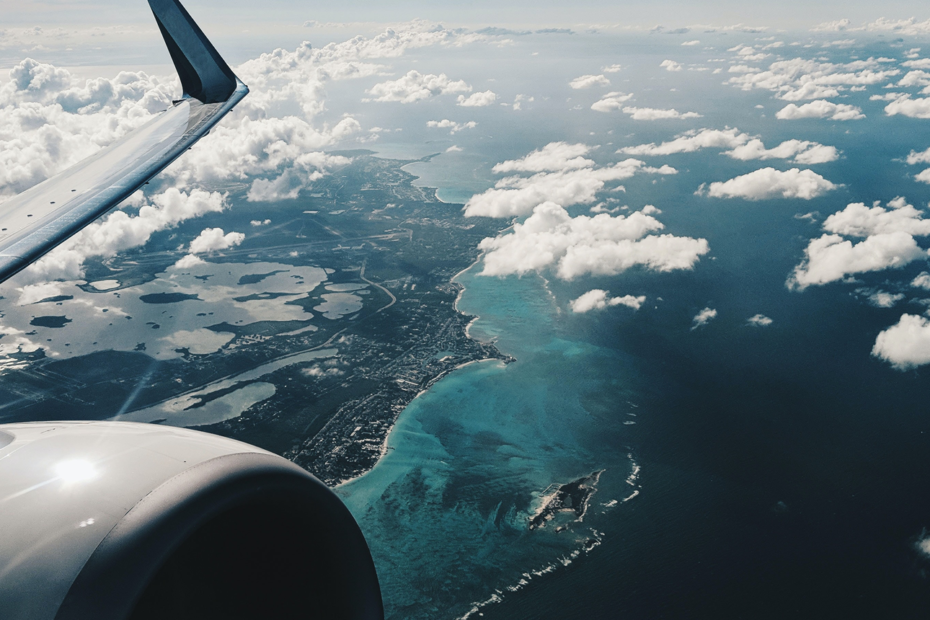 MUVe viagens comenta sobre passagens aéreas baratas. Patrick Tomasso on Unsplash.